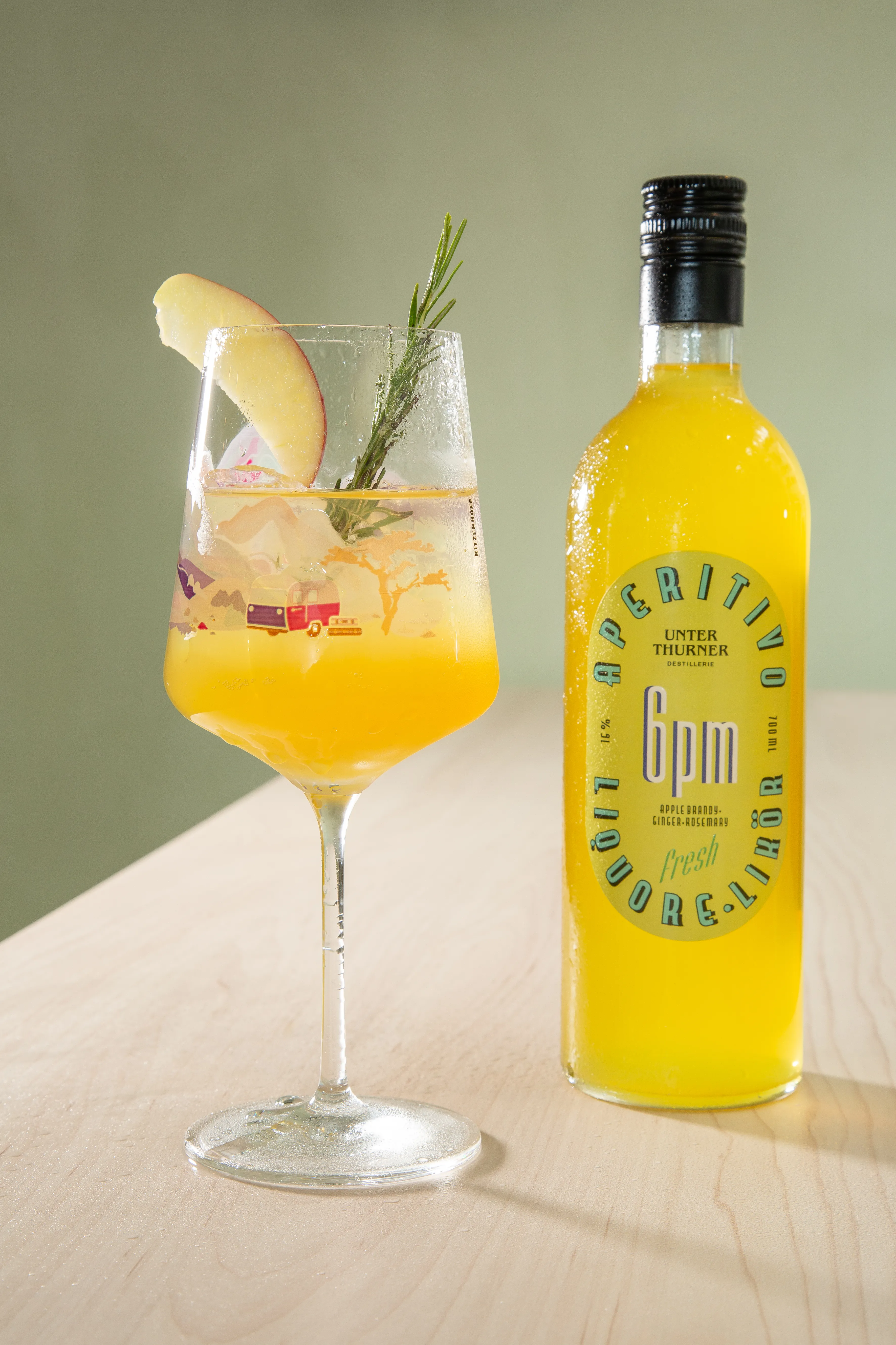 Aperitivo 6pm mit Apfel und Rosmarin