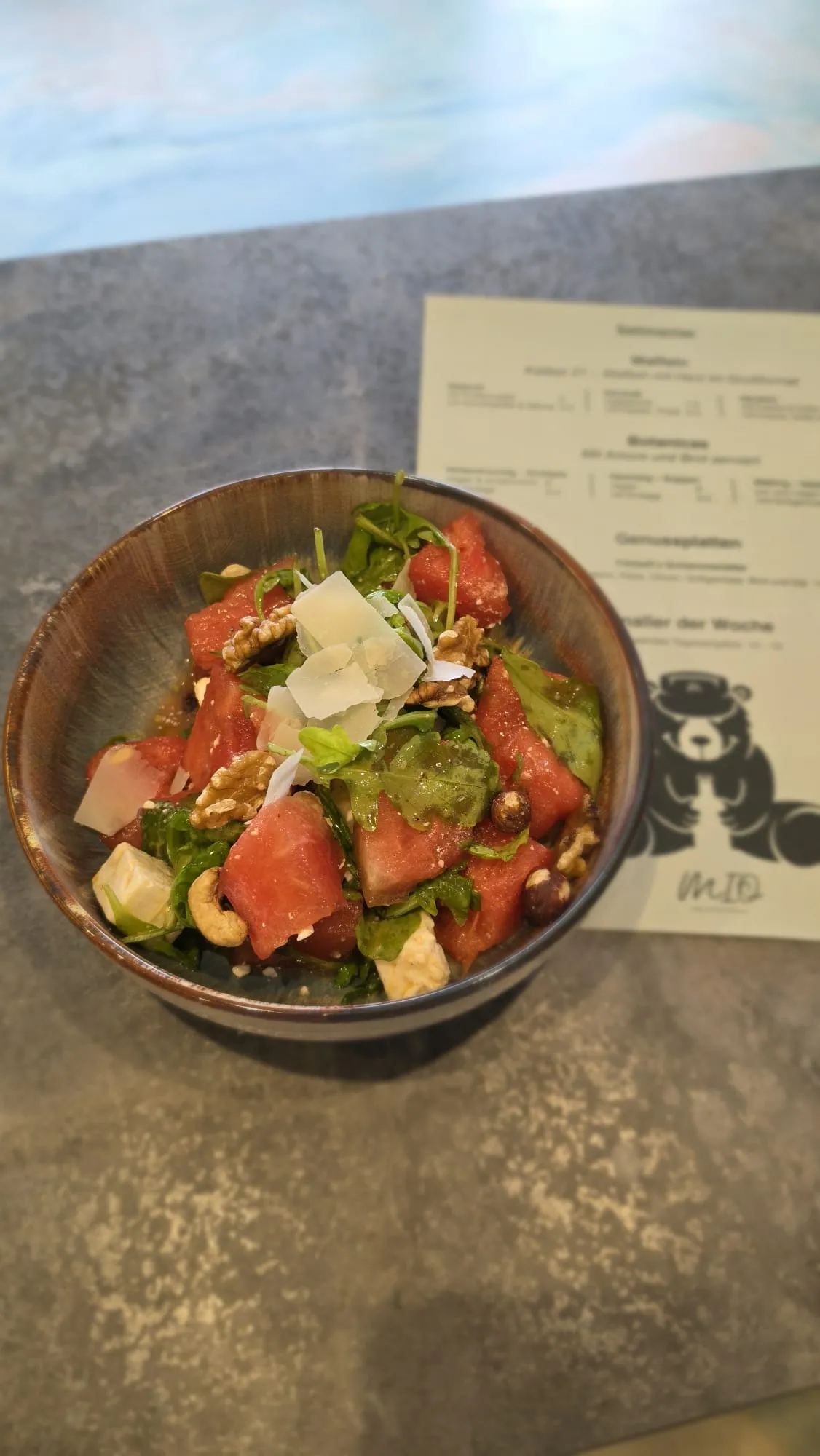 Blattsalat mit frischem Gemüse