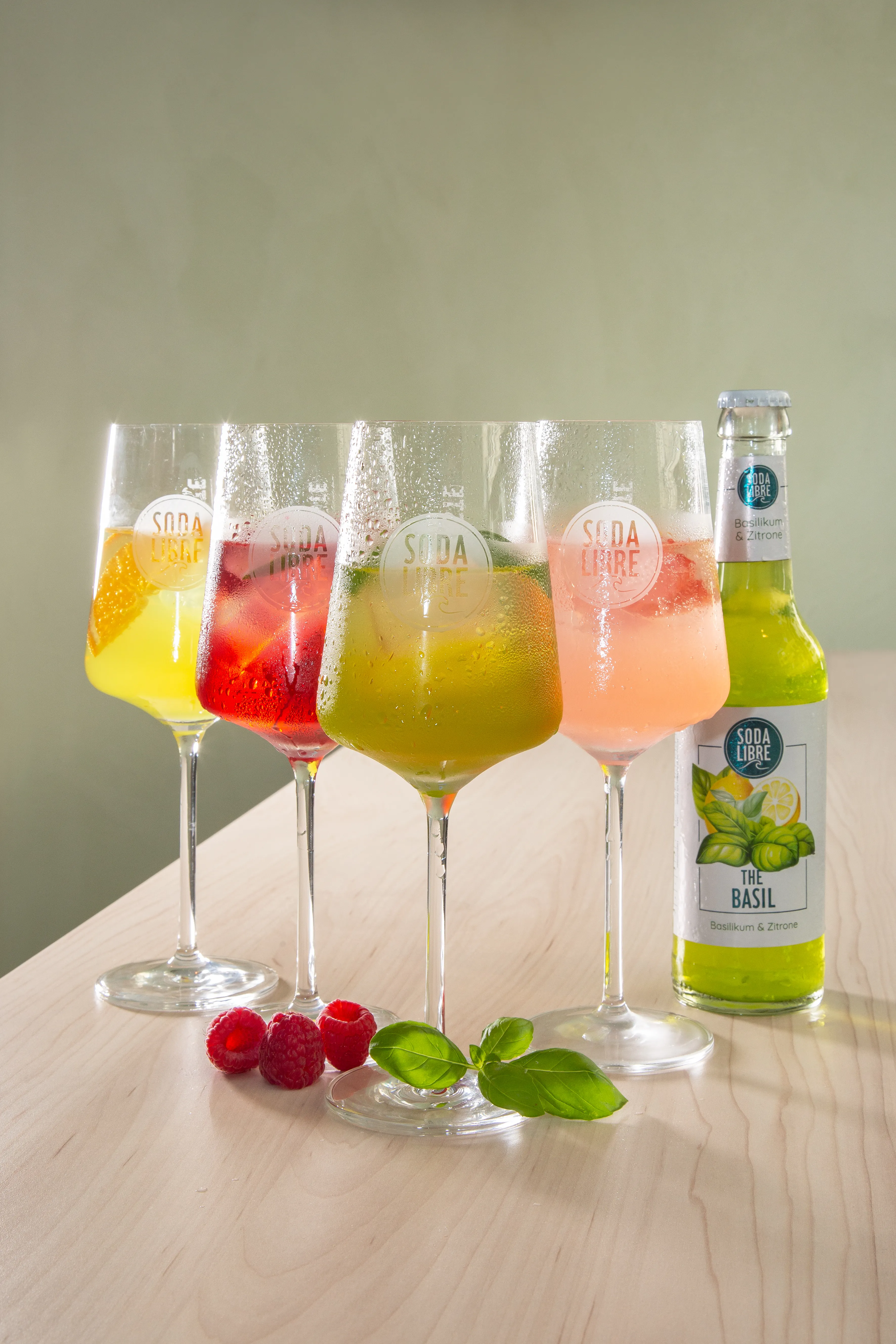 Soda Libre in vier Gläsern, dazu The Basil