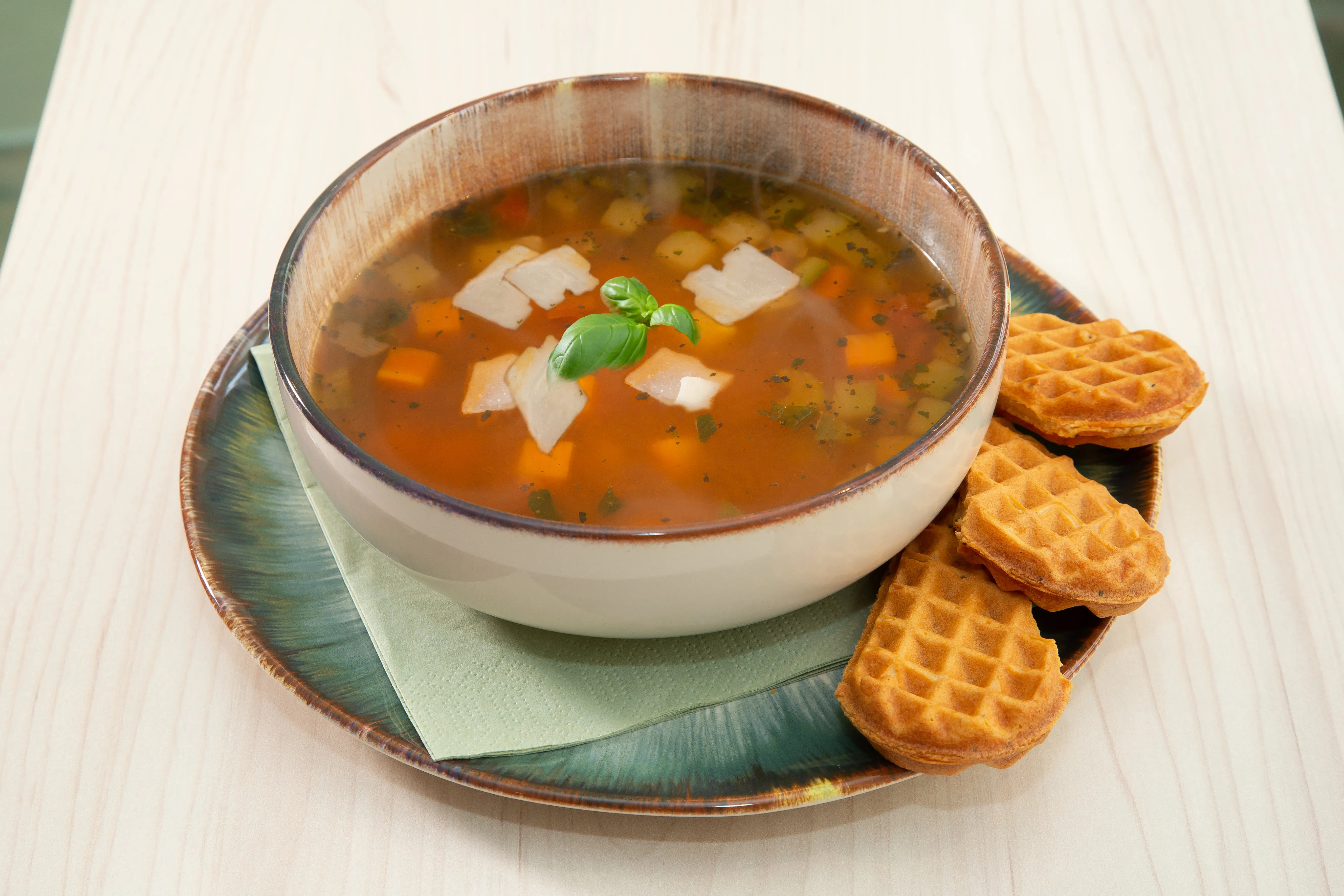 Gemüsesuppe mit Waffeln