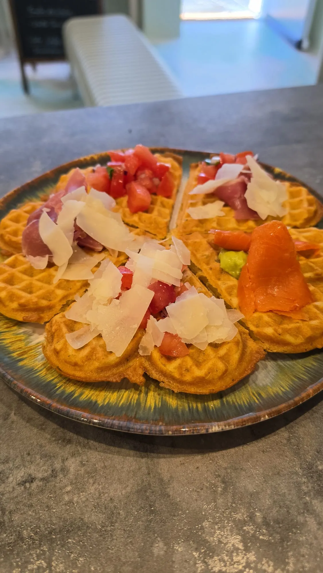Herzhafte Waffel mit Prosciutto und Lachs