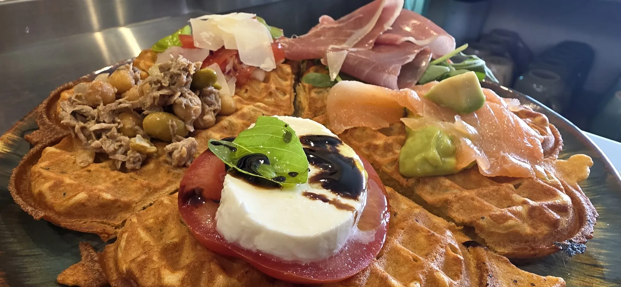 Herzhafte Waffel mit italienischen Toppings