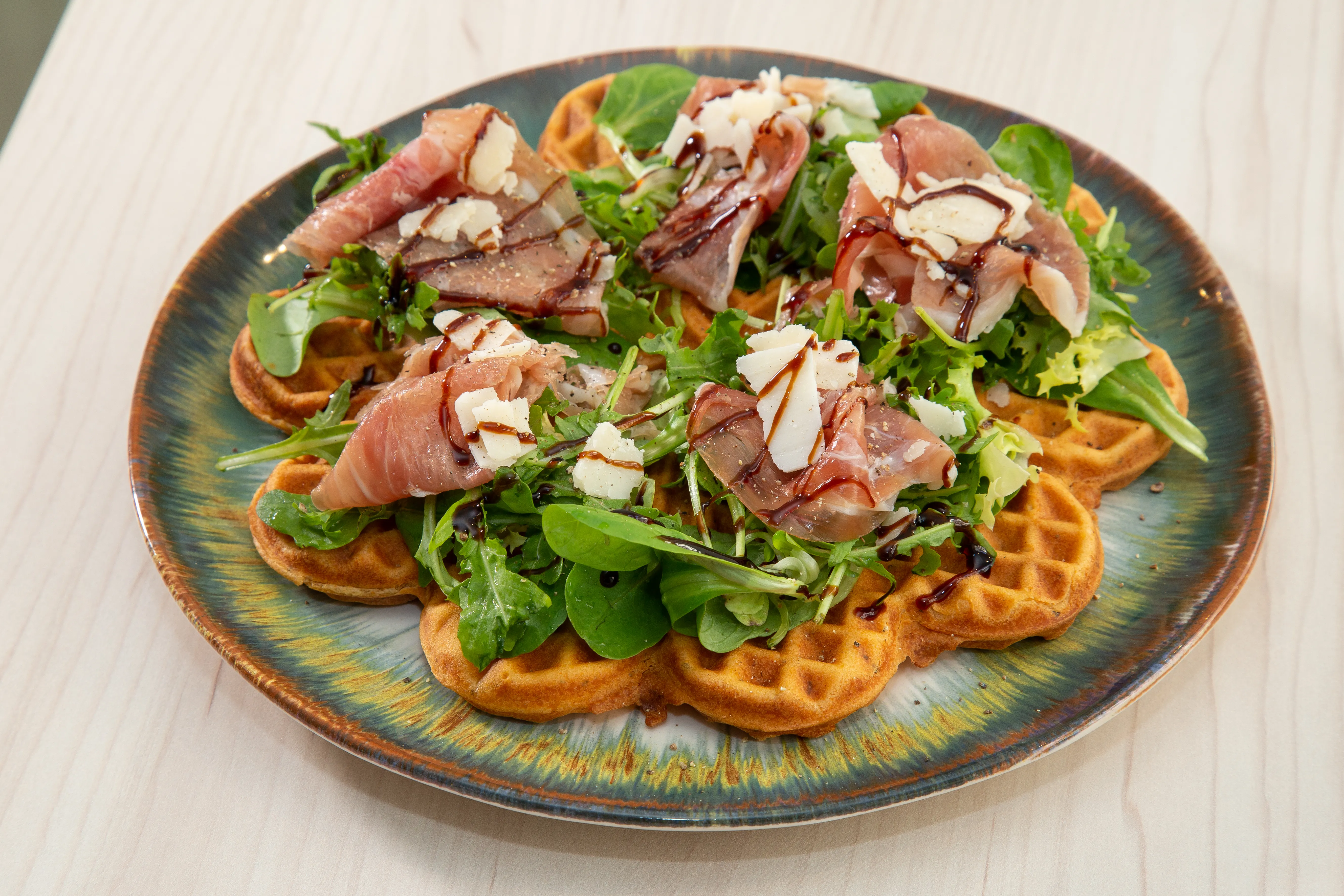 Herzhafte Waffel mit Prosciutto und Parmesan