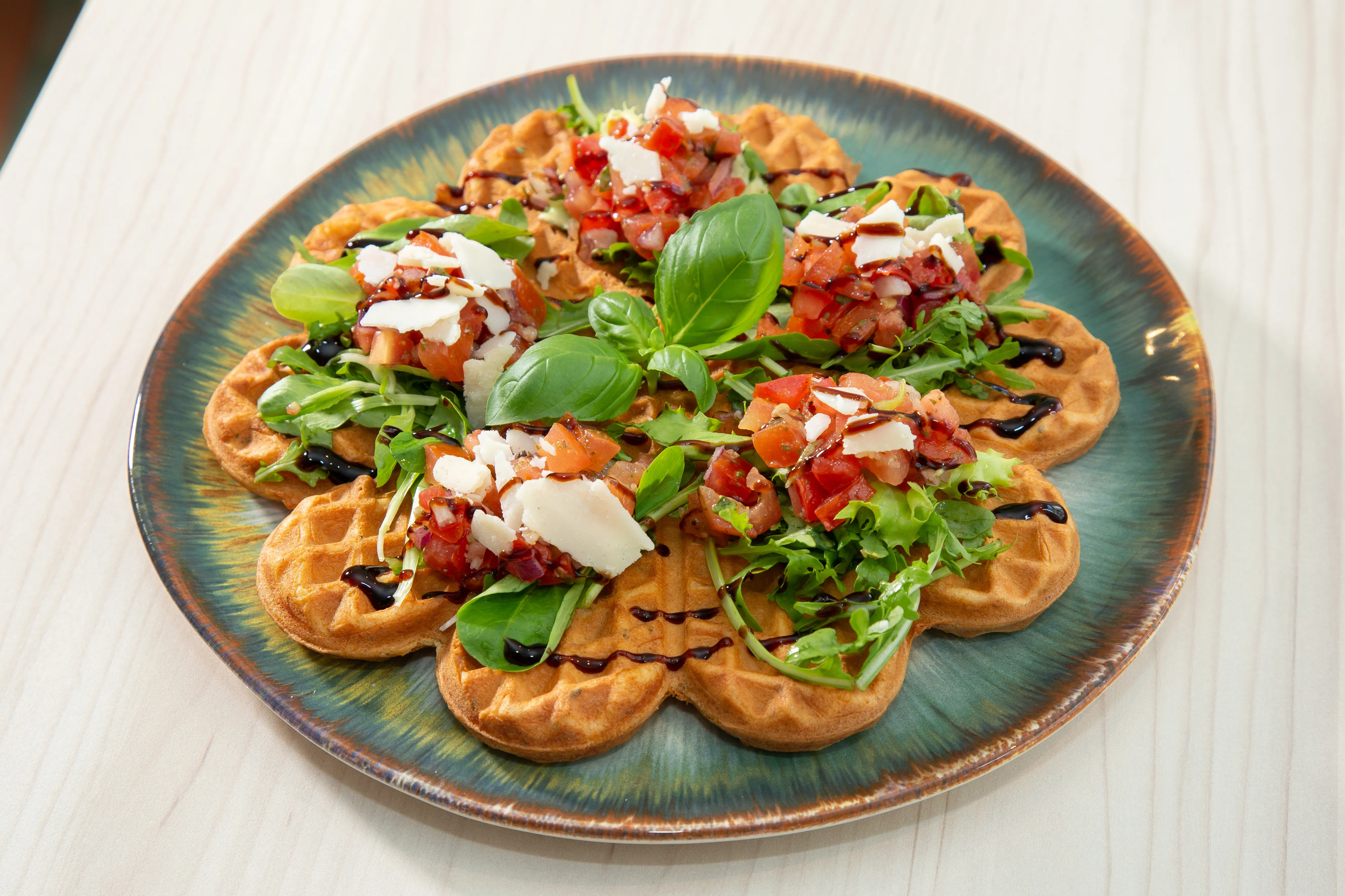 Herzhafte Waffel mit Tomaten, Rucola und Parmesan