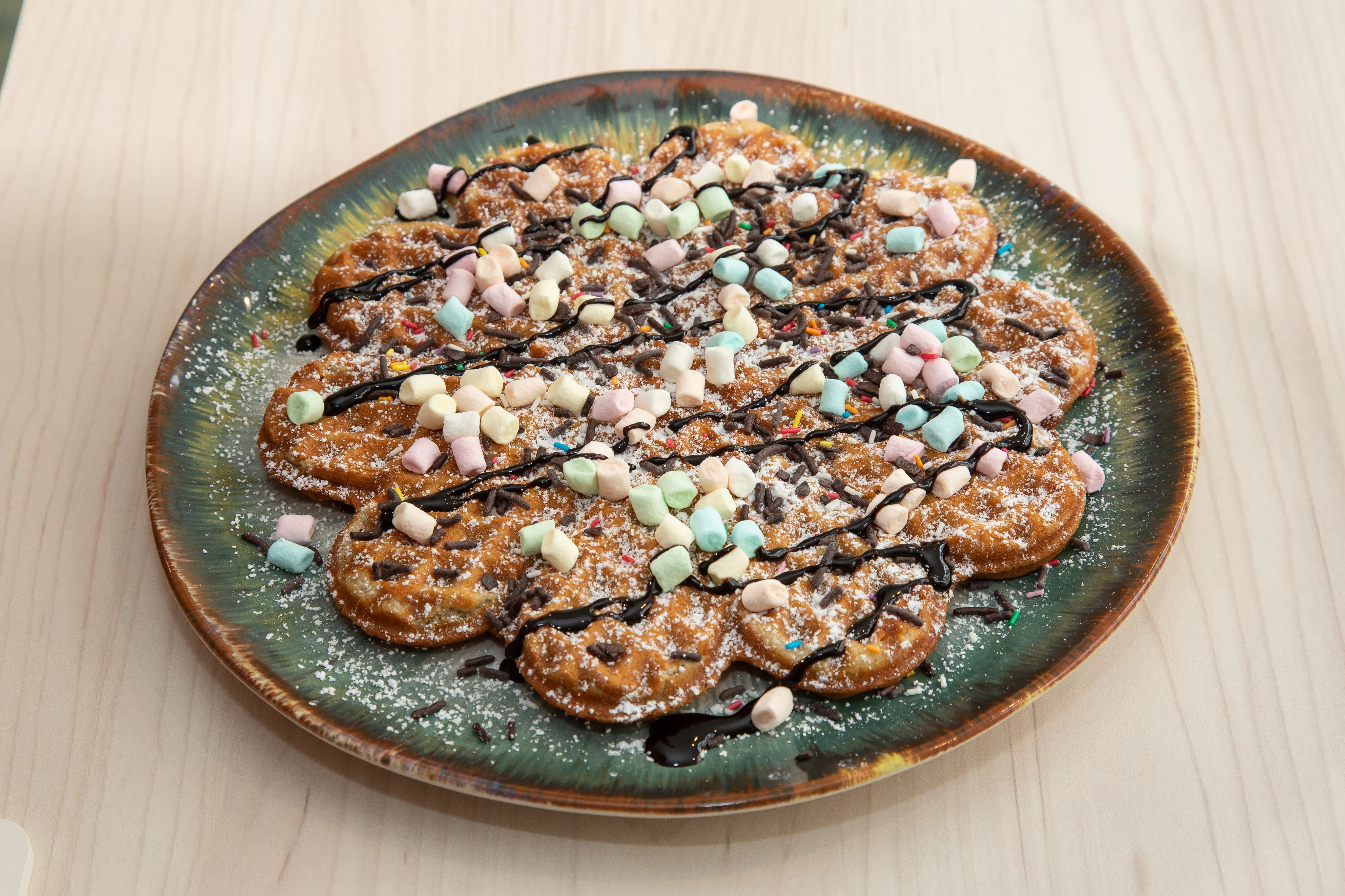 Süße Waffel mit Marshmallows und Schokolade