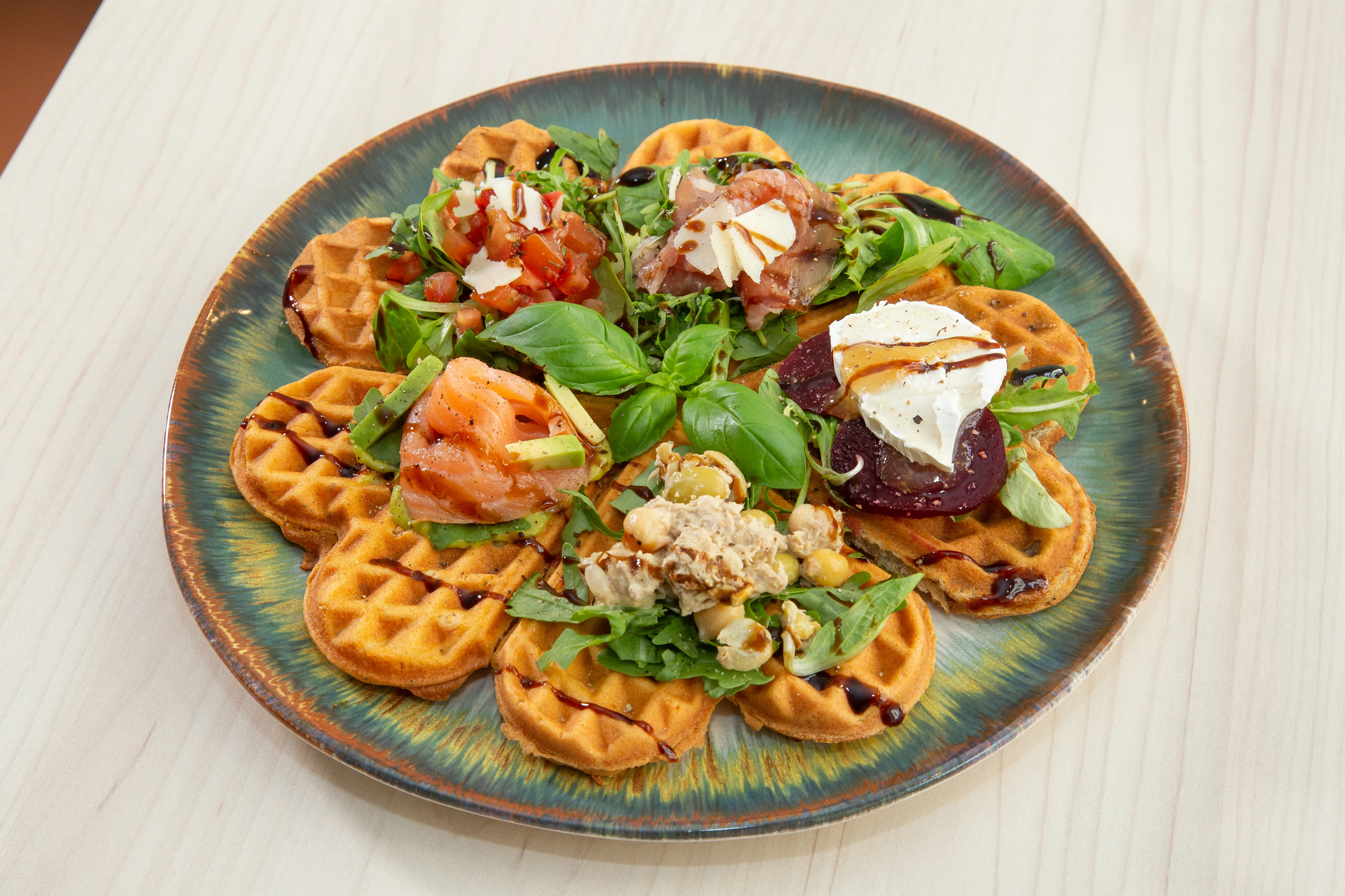 Herzhafte Waffel mit Lachs, Prosciutto und Roter Bete