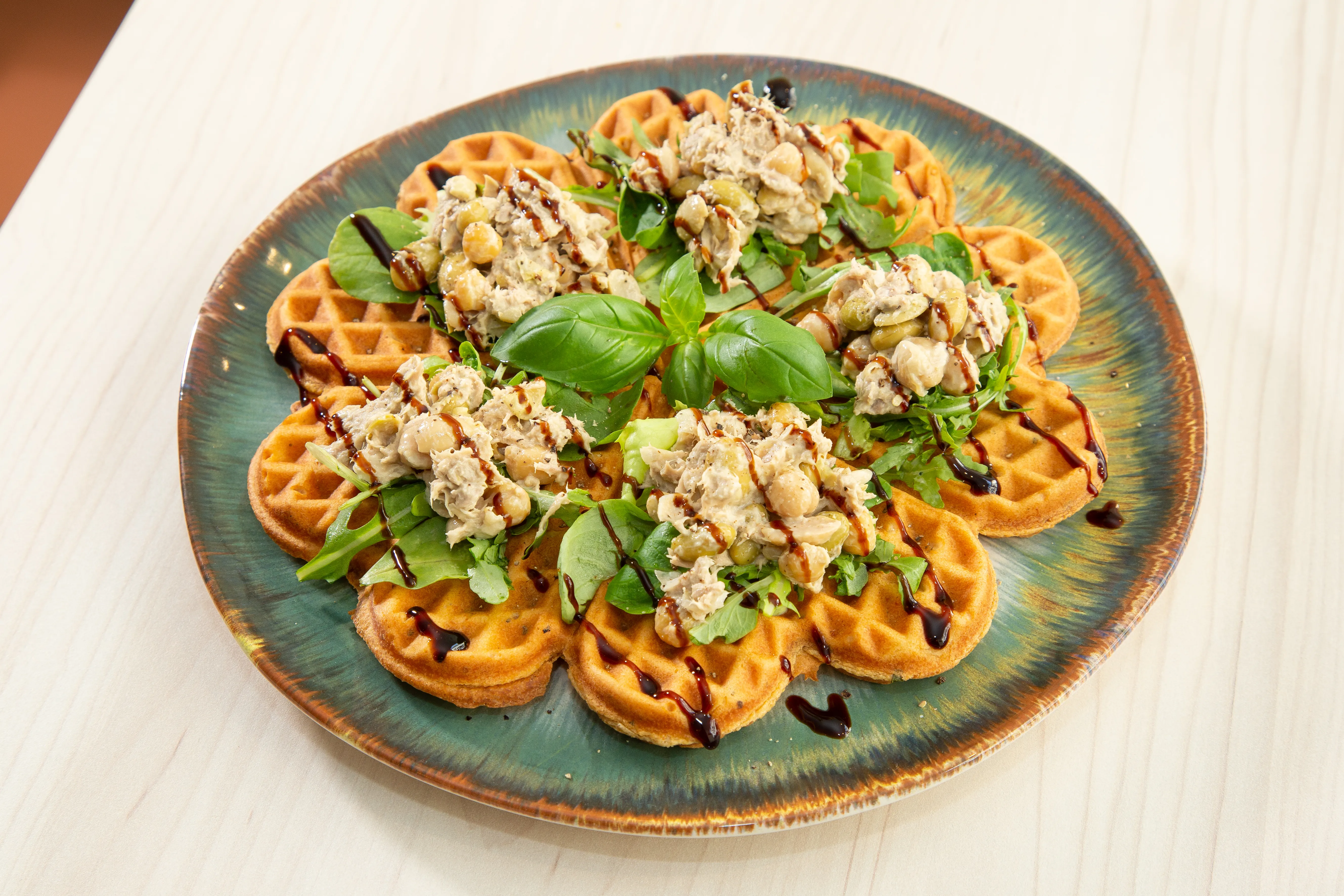 Herzhafte Waffel mit Thunfisch und Kichererbsen